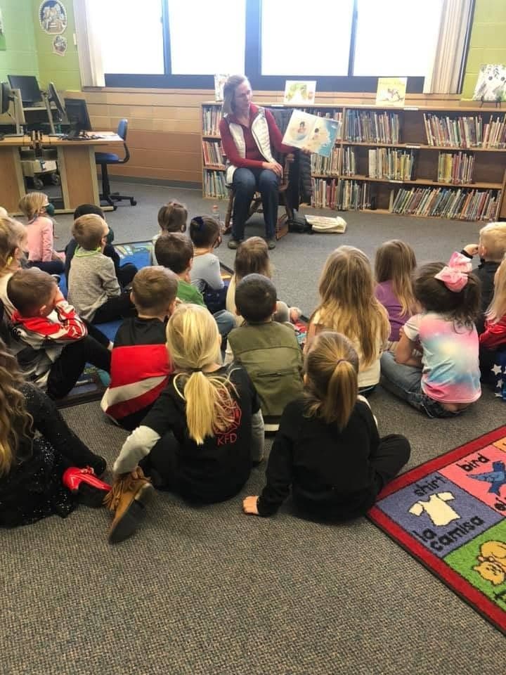 Bev Hall Reads To Children - City Of Wabasha